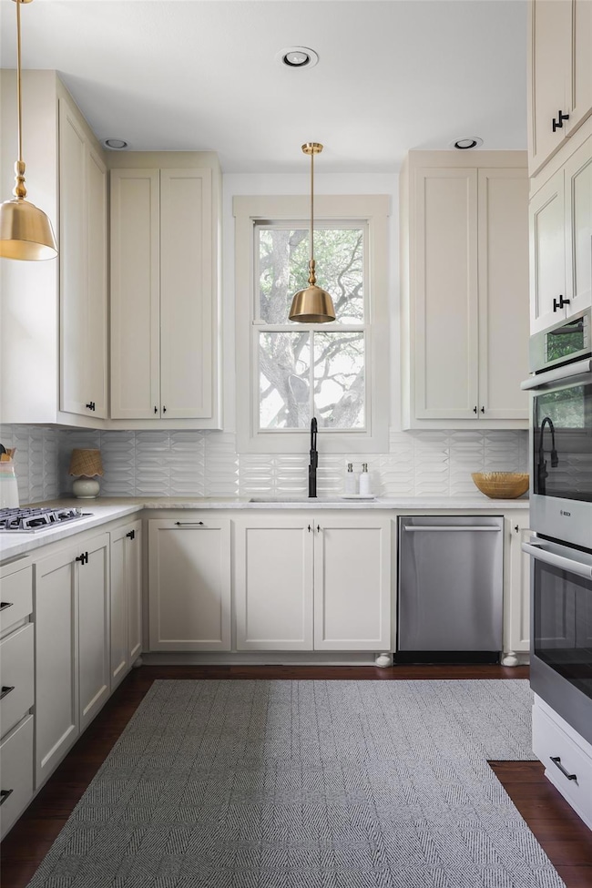 Kitchen with appliances with stainless steel fini