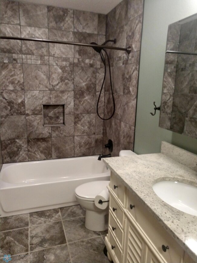 Bathroom - MainFloor-pic2