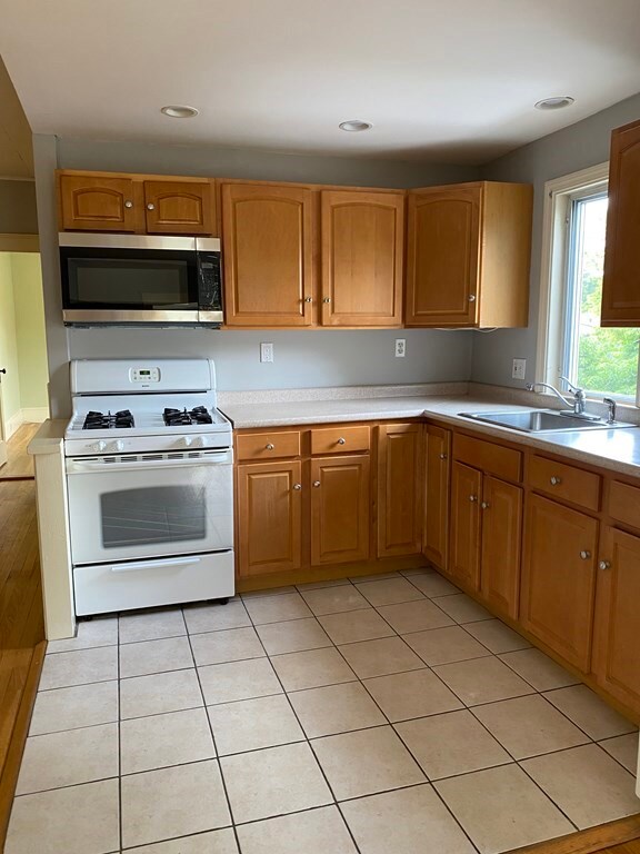 23 River Place unit 2nd floor, Methuen, MA 01844 - photo 6