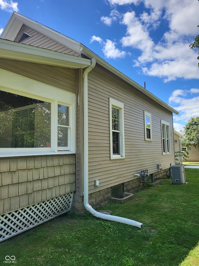 715 5th St, Covington, IN 47932 - photo 4