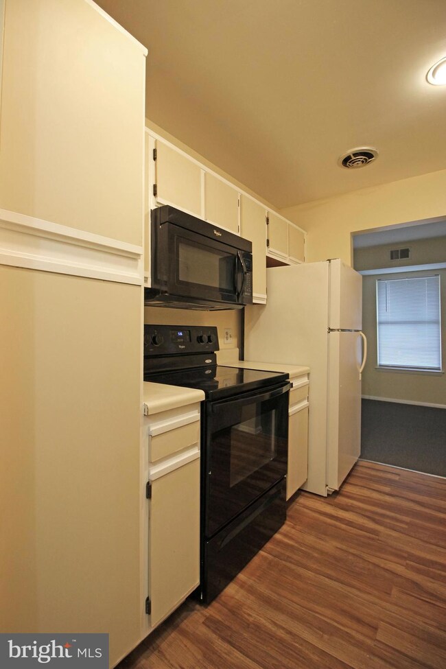 7900 Coriander Dr unit 303, Gaithersburg, MD 20879 - photo 2