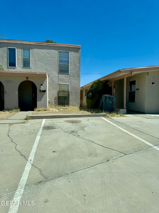 10421 Ashwood Dr unit B, El Paso, TX 79935 - photo 2