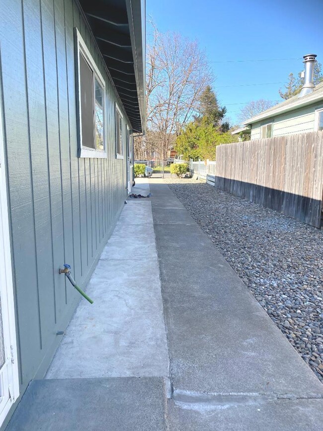 733 SW H St, Grants Pass, OR 97526 - photo 2