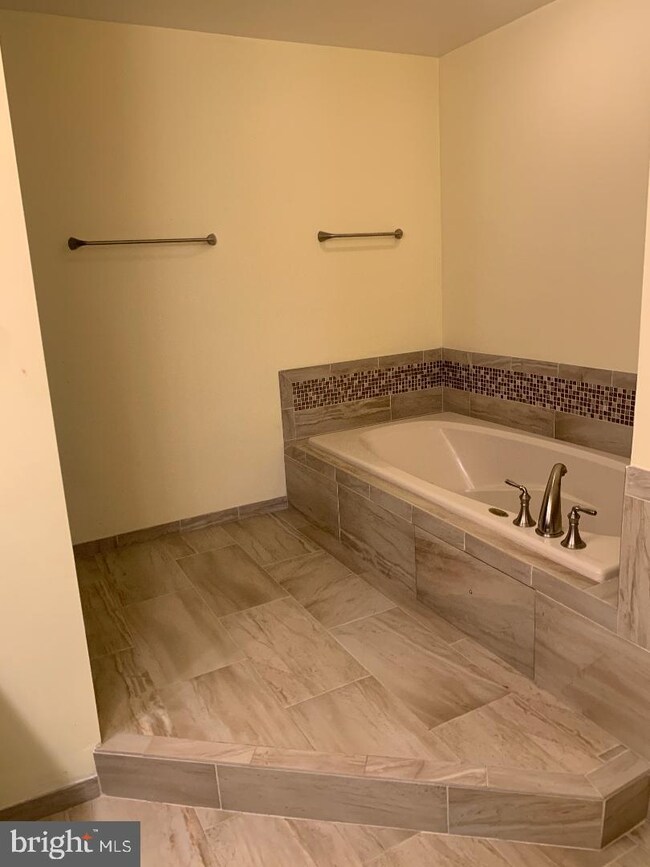 8309 Turnberry Ct, Potomac, MD 20854 - photo 6