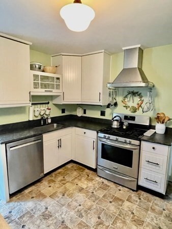 95 Princeton St, Springfield, MA 01109 - photo 2