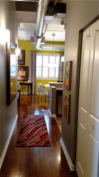 Hallway leading to kitchen, dining & living room. 