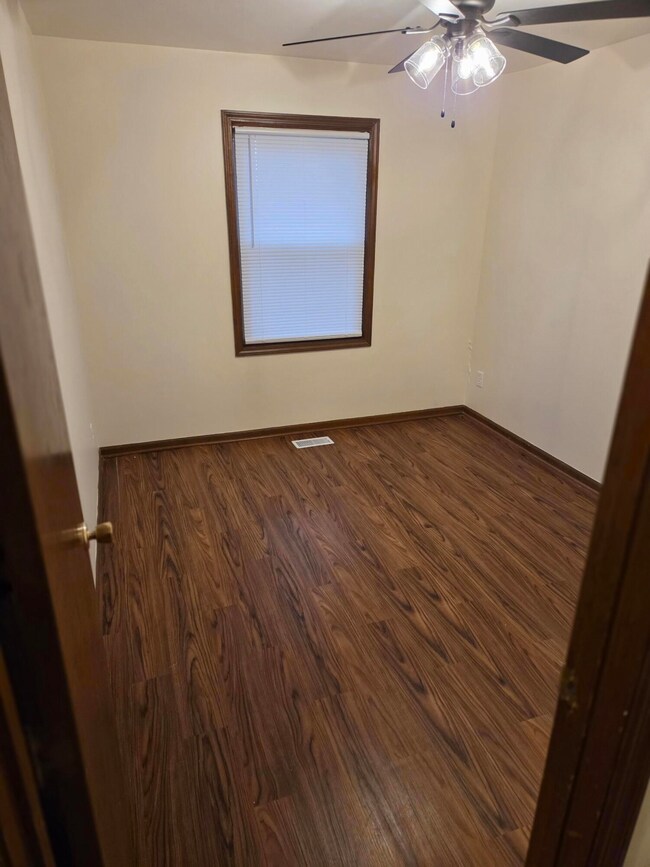 812 W Daumer Rd unit C3, Kouts, IN 46347 - photo 7