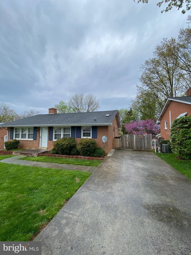 367 W 11th St, Front Royal, VA 22630 - photo 2