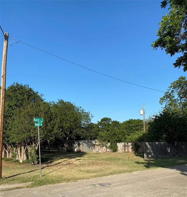 527 Phillips St, Cleburne, TX 76033 - photo 4
