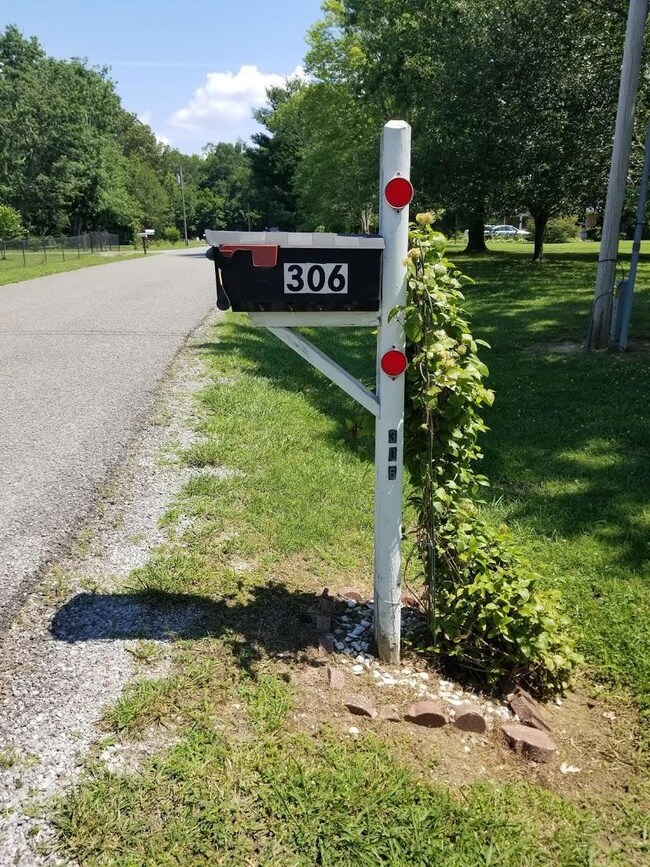 306 Lou Ellen Dr, Manchester, TN 37355 - photo 2