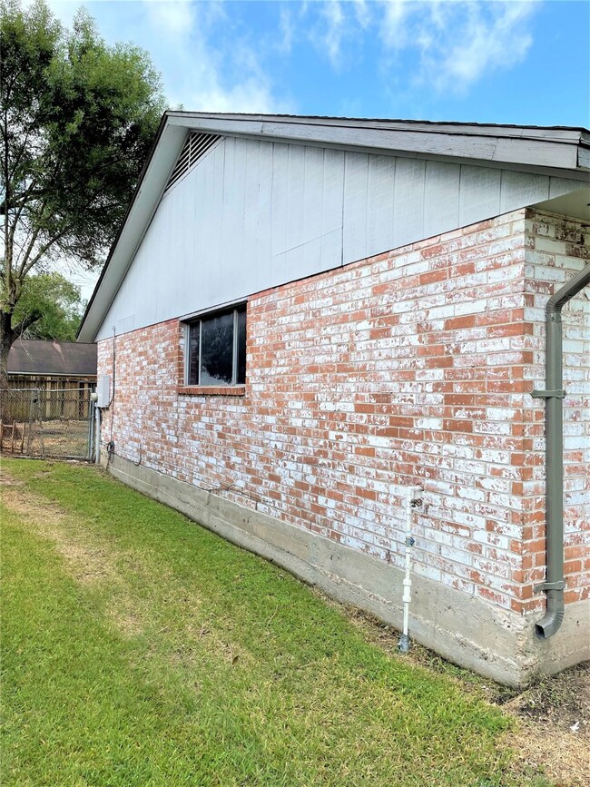 2531 Woodsdale Blvd, Houston, TX 77038 - photo 3