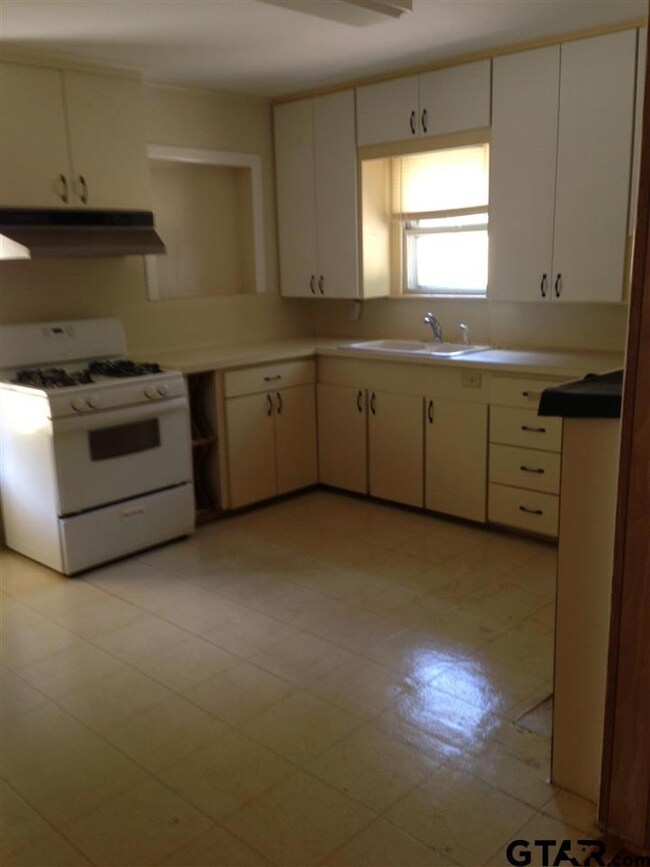 416 416 E Hudson St, Tyler, TX 75701 - photo 2