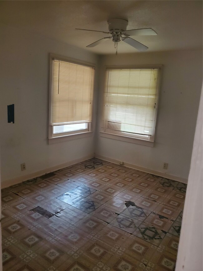 2917 6th St, Bay City, TX 77414 - photo 4