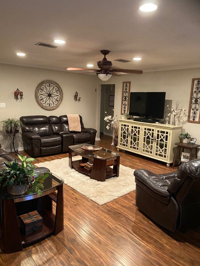 16107 Tibet Rd, Friendswood, TX 77546 - photo 2