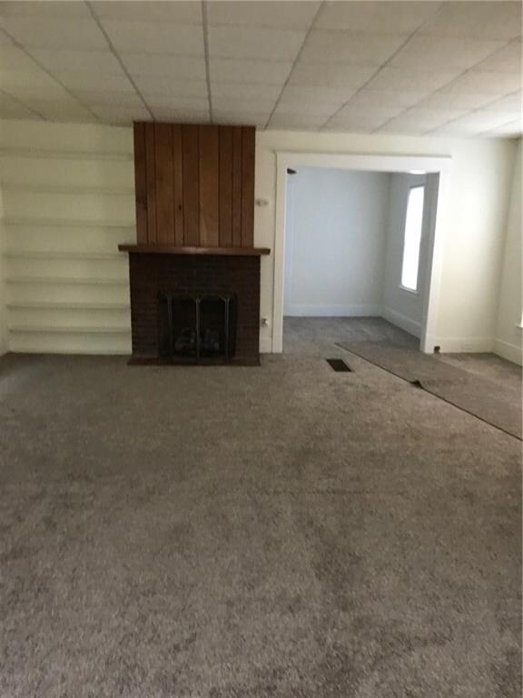 ORNAMENTAL FIREPLACE IN LIVING ROOM