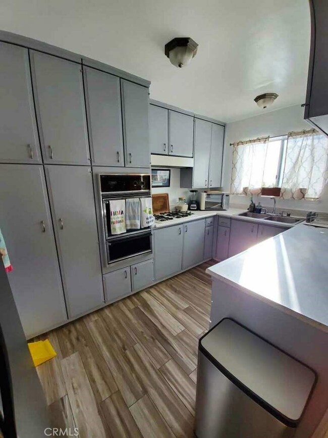 Kitchen with eating bar