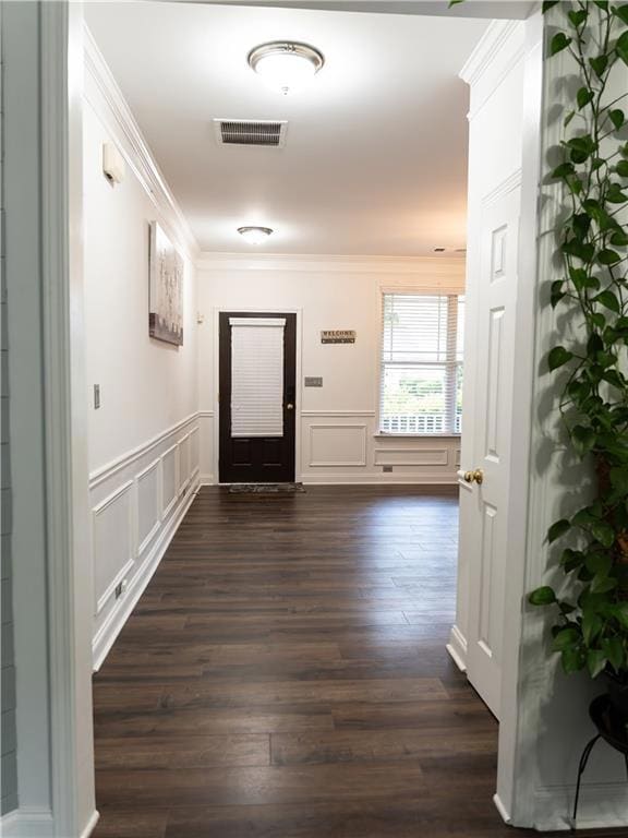 Corridor with a decorative wall, crown molding, da