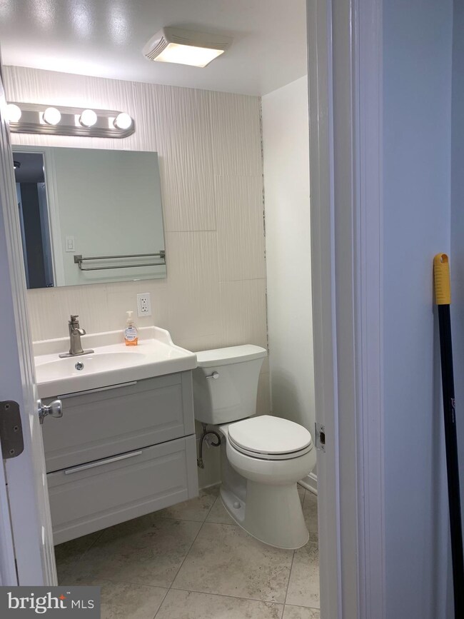 21 Canterbury Square unit 301, Alexandria, VA 22304 - photo 2