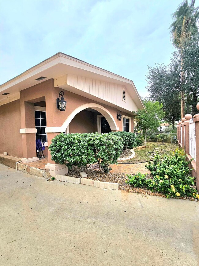 2703 Pecan St, Laredo, TX 78046 - photo 2