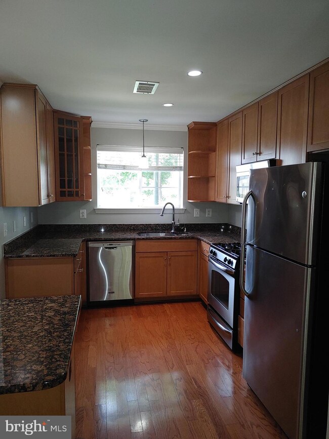 4123 S Four Mile Run Dr unit A, Arlington, VA 22204 - photo 5