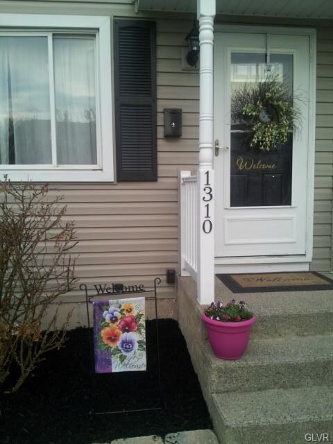 1310 Greenview Dr, Bethlehem, PA 18018 - photo 2