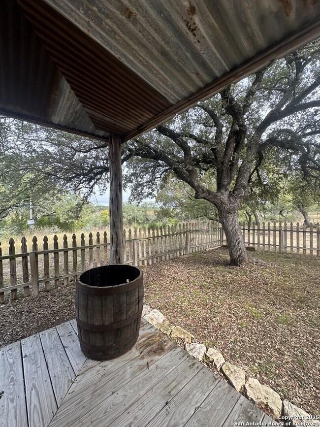 596 Oakridge Ln, Lakehills, TX 78063 - photo 7