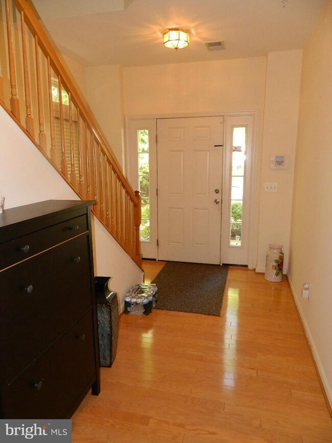 9129 Aventon Ct, Lorton, VA 22079 - photo 4