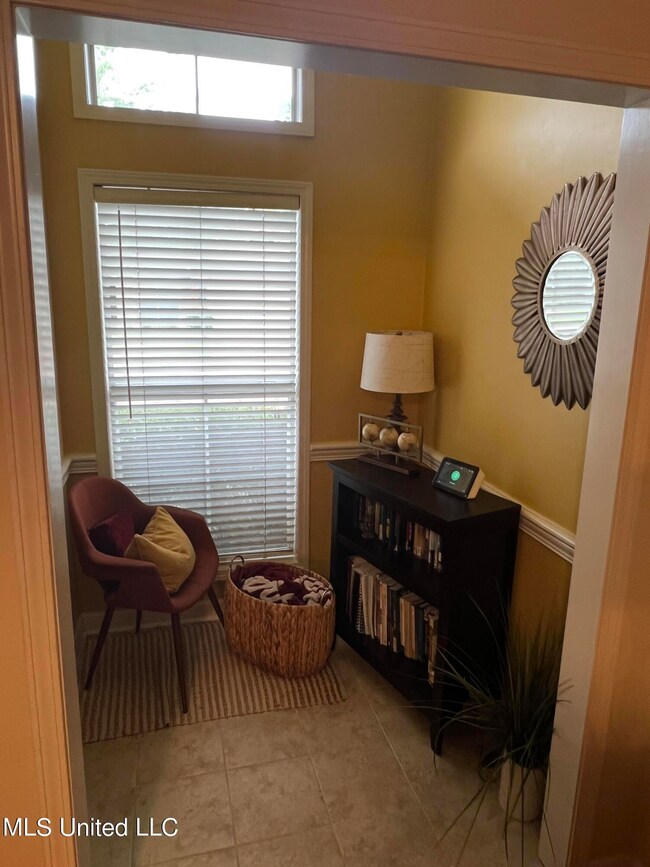 302 creston ct foyer