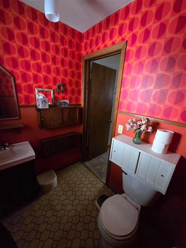 406 E Lafayette Ave, Keota, IA 52248 - photo 7