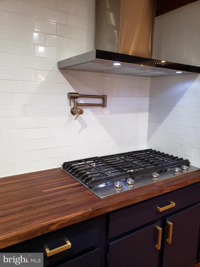 1329 Buttermilk Ln, Reston, VA 20190 - photo 2