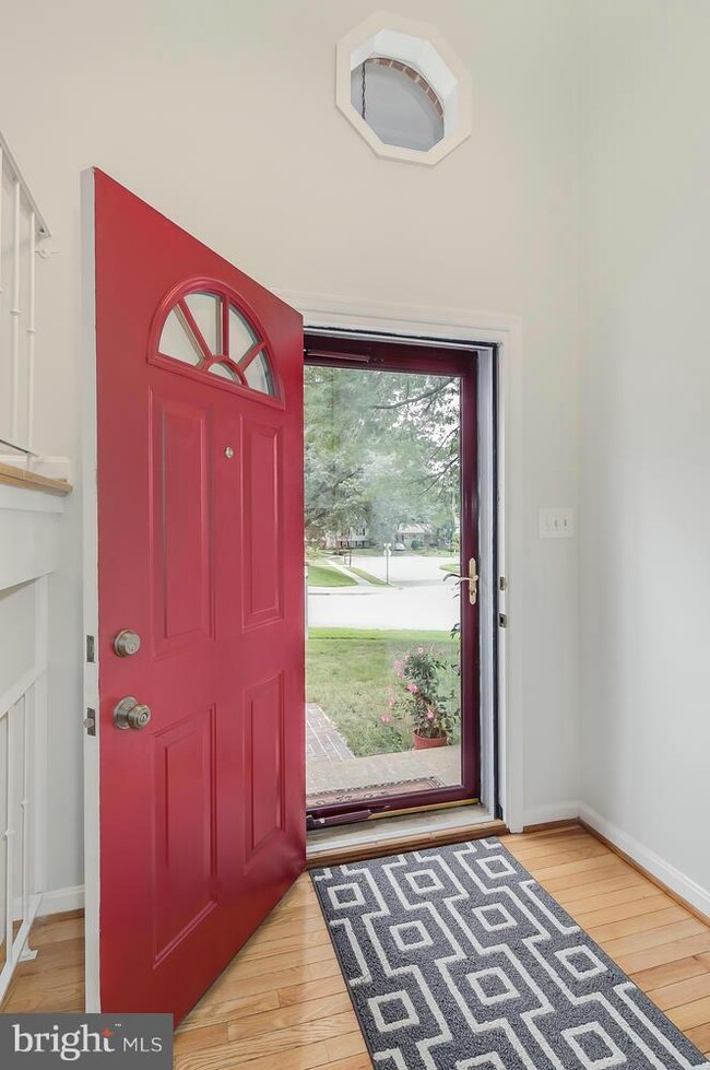 6822 Stoneybrooke Ln, Alexandria, VA 22306 - photo 2