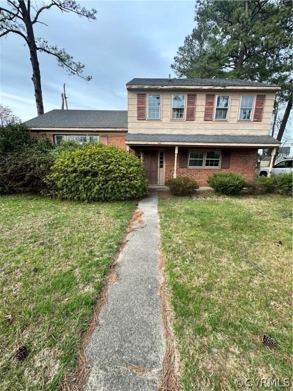 View of front of property featuring a front yard
