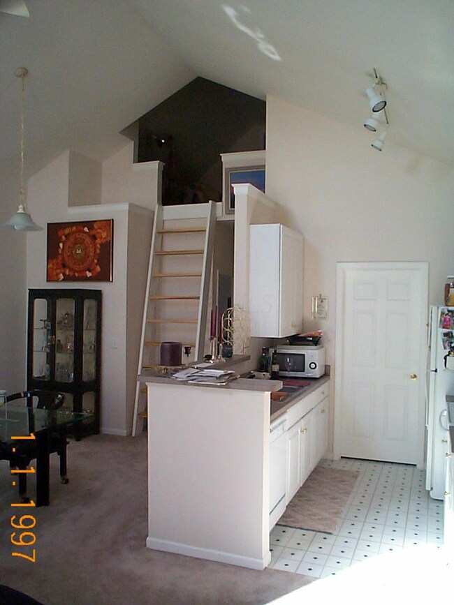 1567 Living room.jpg