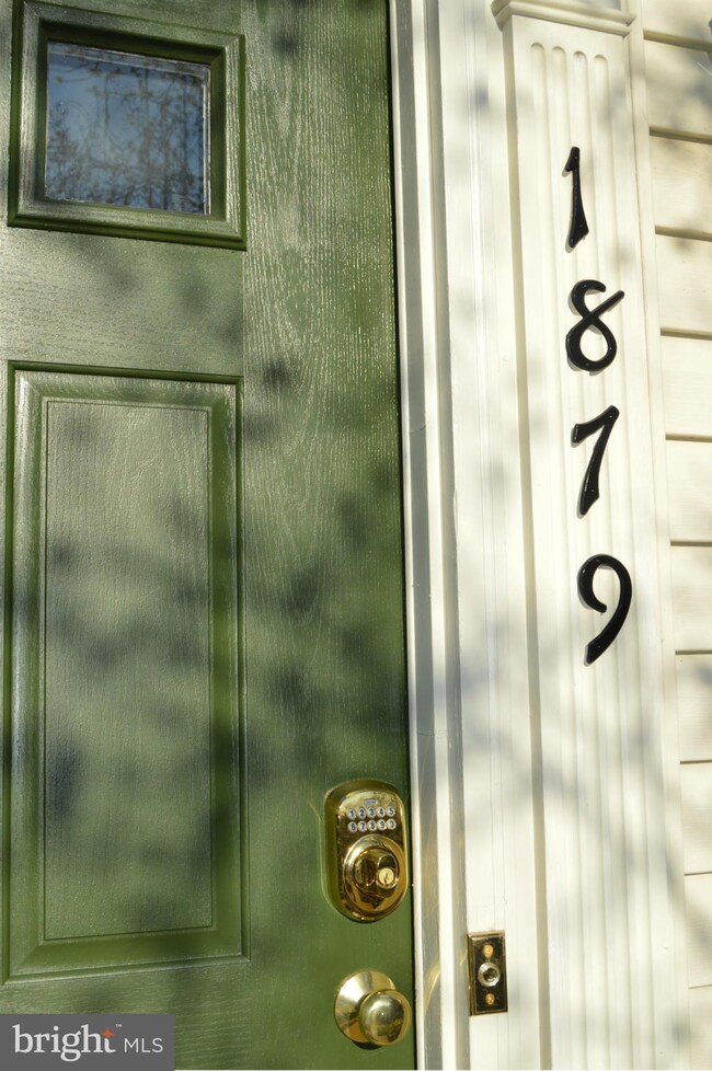 1879 Tiger Lily Cir, Woodbridge, VA 22192 - photo 2