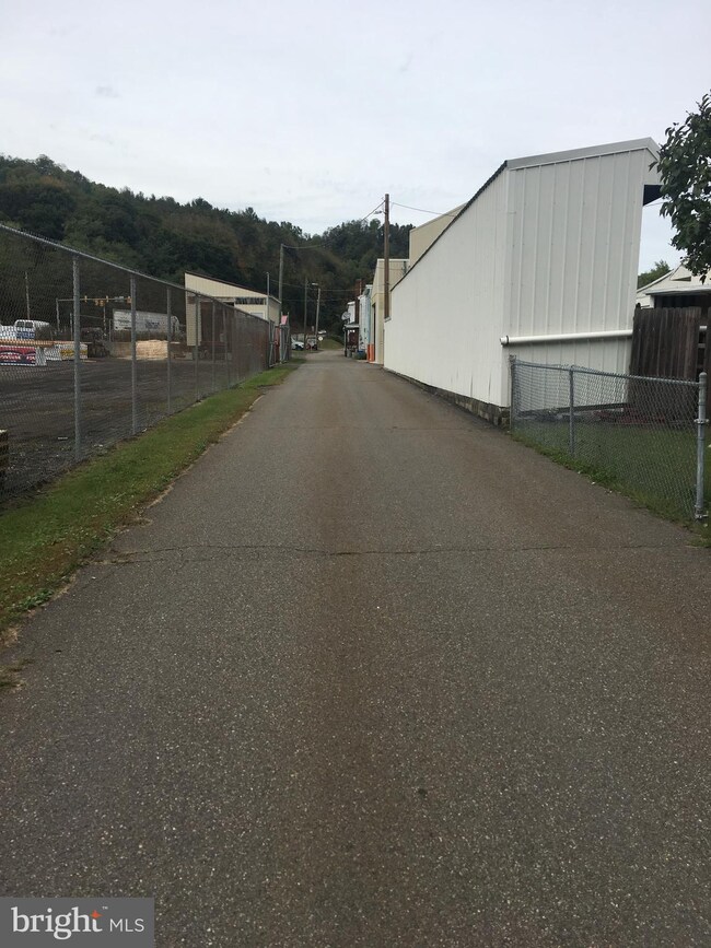 23 W Carroll St, Saint Clair, PA 17970 - photo 2