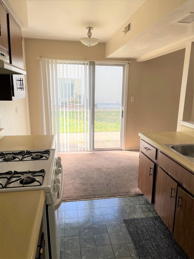 334 Joan Ct unit B, Bartlett, IL 60103 - photo 5