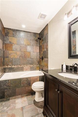 Hall bath with access to the second bedroom