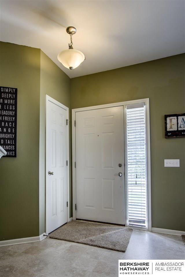2112 Lakewood Dr, Papillion, NE 68046 - photo 2