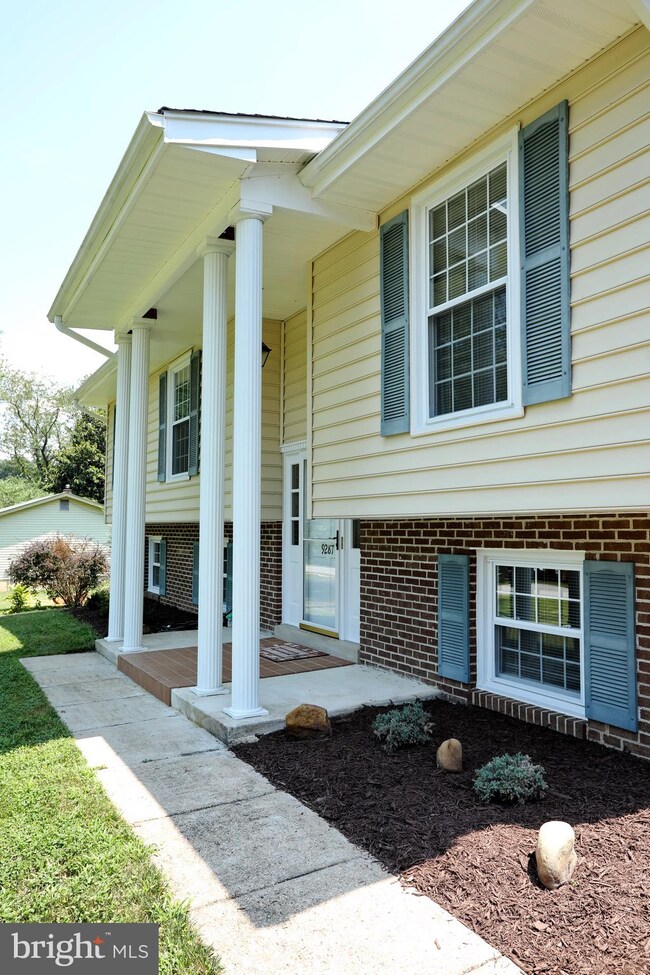 9287 Windsor Dr, La Plata, MD 20646 - photo 4