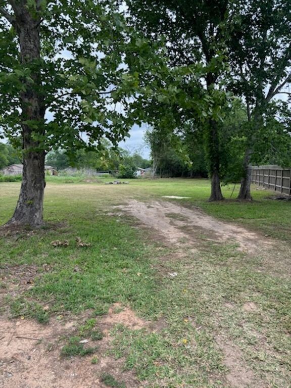 9512 Willow St, Houston, TX 77088 - photo 2