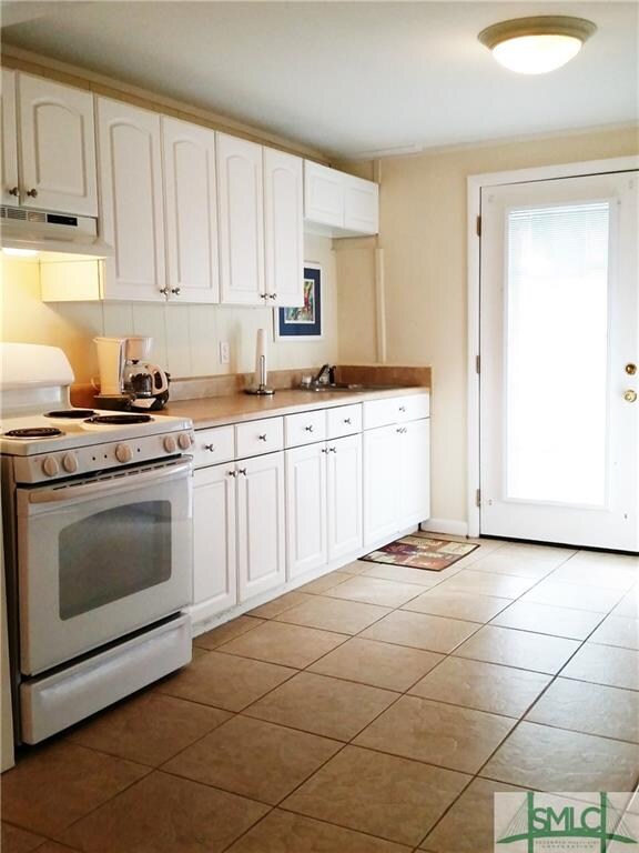 Galley kitchen w/ stack washer dryer..