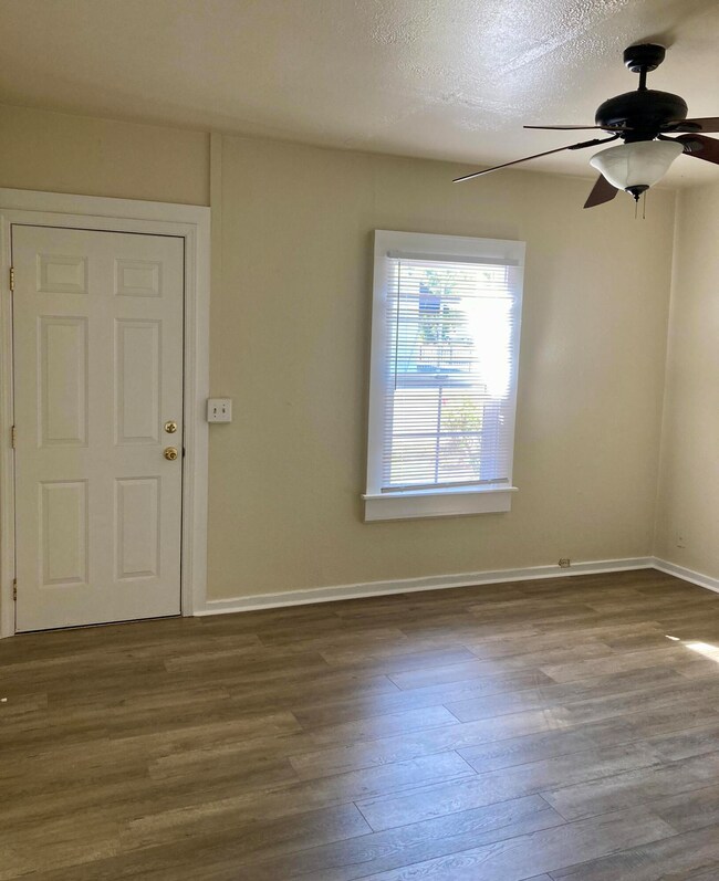 1032 Locust 7 LR