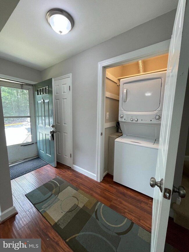 8094 Sleepy View Ln, Springfield, VA 22153 - photo 7