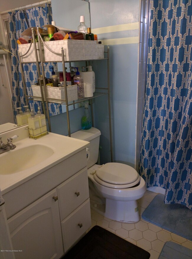 37 Vaughan bathroom2