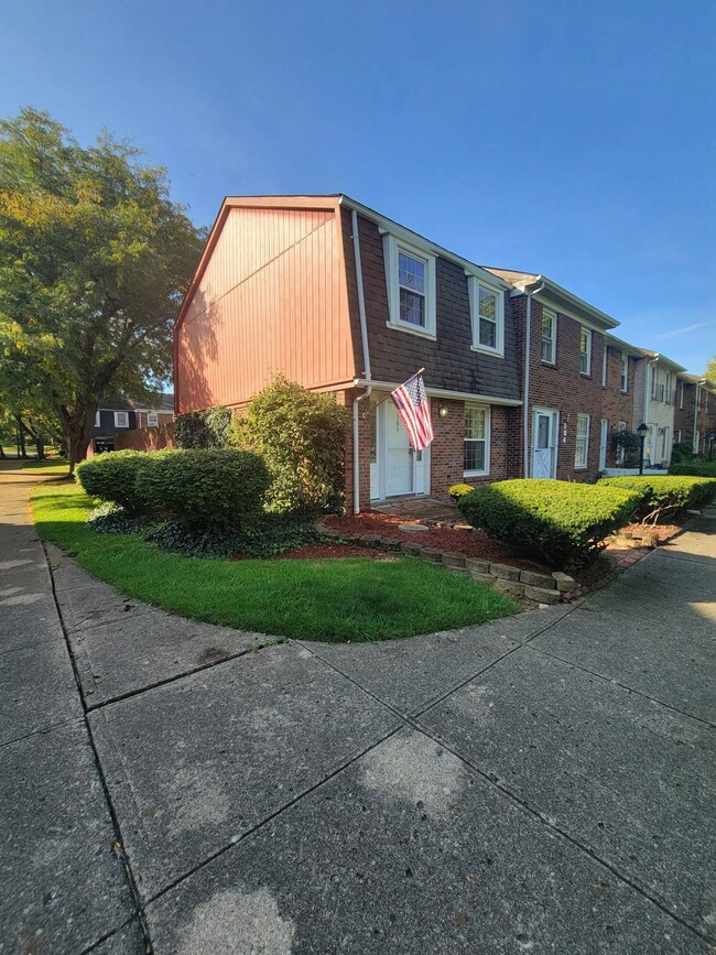 586 Dlyn St unit 1, Columbus, OH 43228 - photo 3