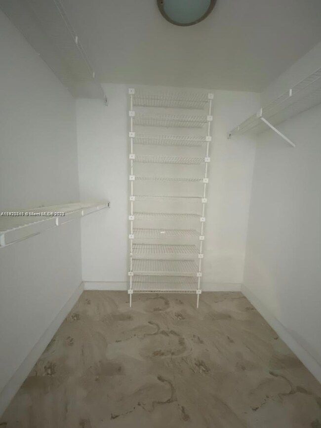 walking closet main bedroom