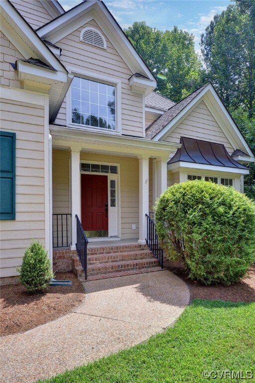 Front of property featuring a porch