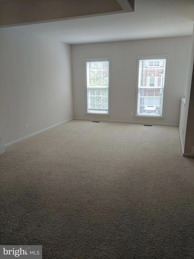 8901 Singleleaf Cir, Lorton, VA 22079 - photo 5