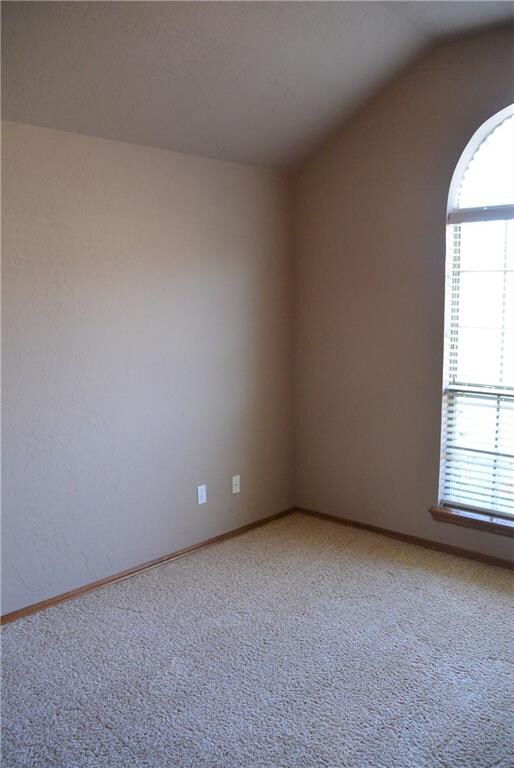 620 Loyd Ln, Moore, OK 73160 - photo 2