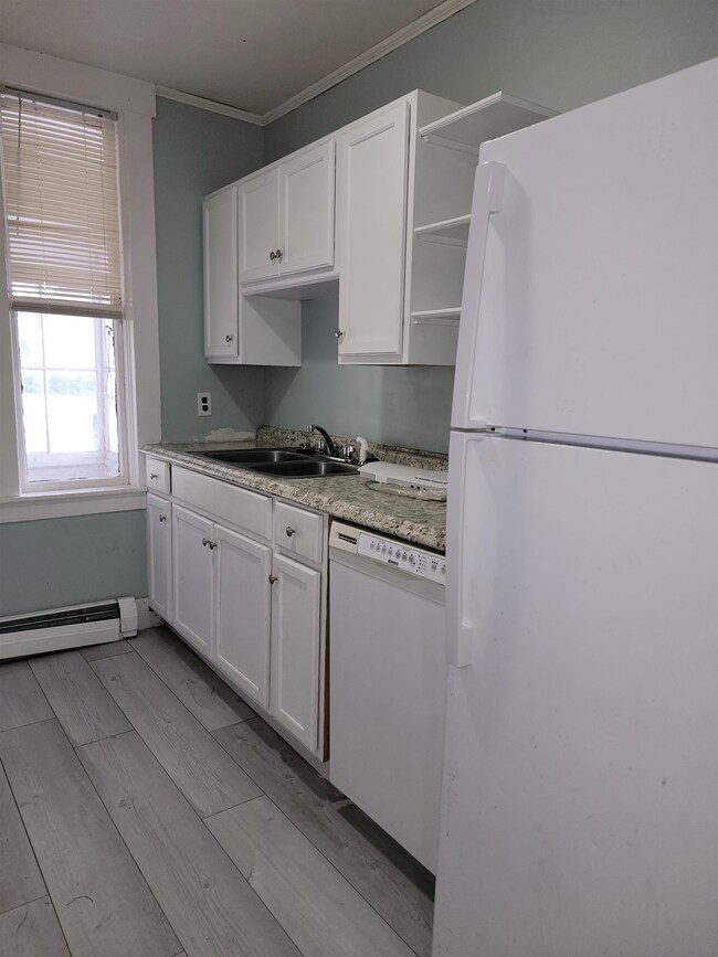 9 Academy Ln unit 4, Walpole, NH 03608 - photo 4